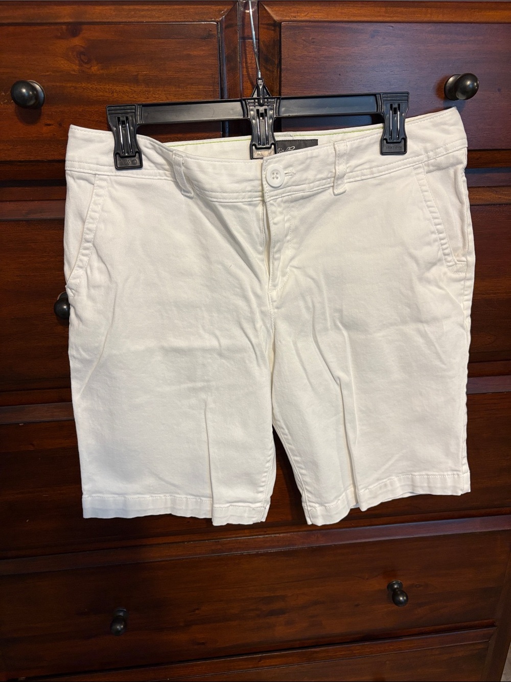 Eddie Bauer 9” White Bermuda Shorts